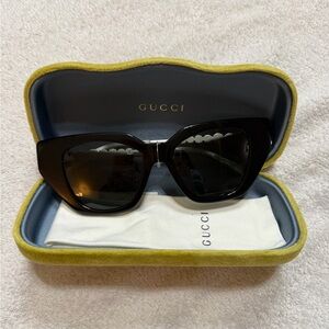 Gucci Elegant Black Sunglasses